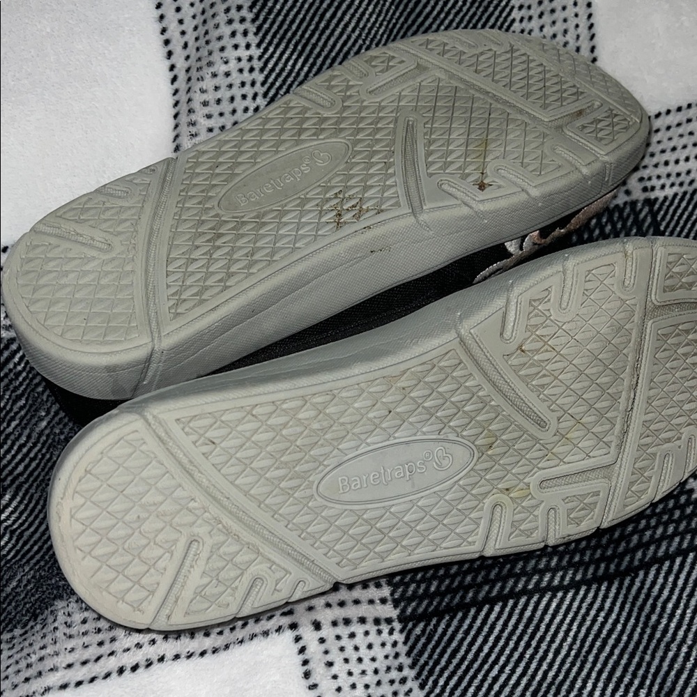 BARETRAPS Bonaire Women's Slip- on Black W/ Peach Embroidery Shoes Sz. 6 1/2 M - Picture 4 of 8